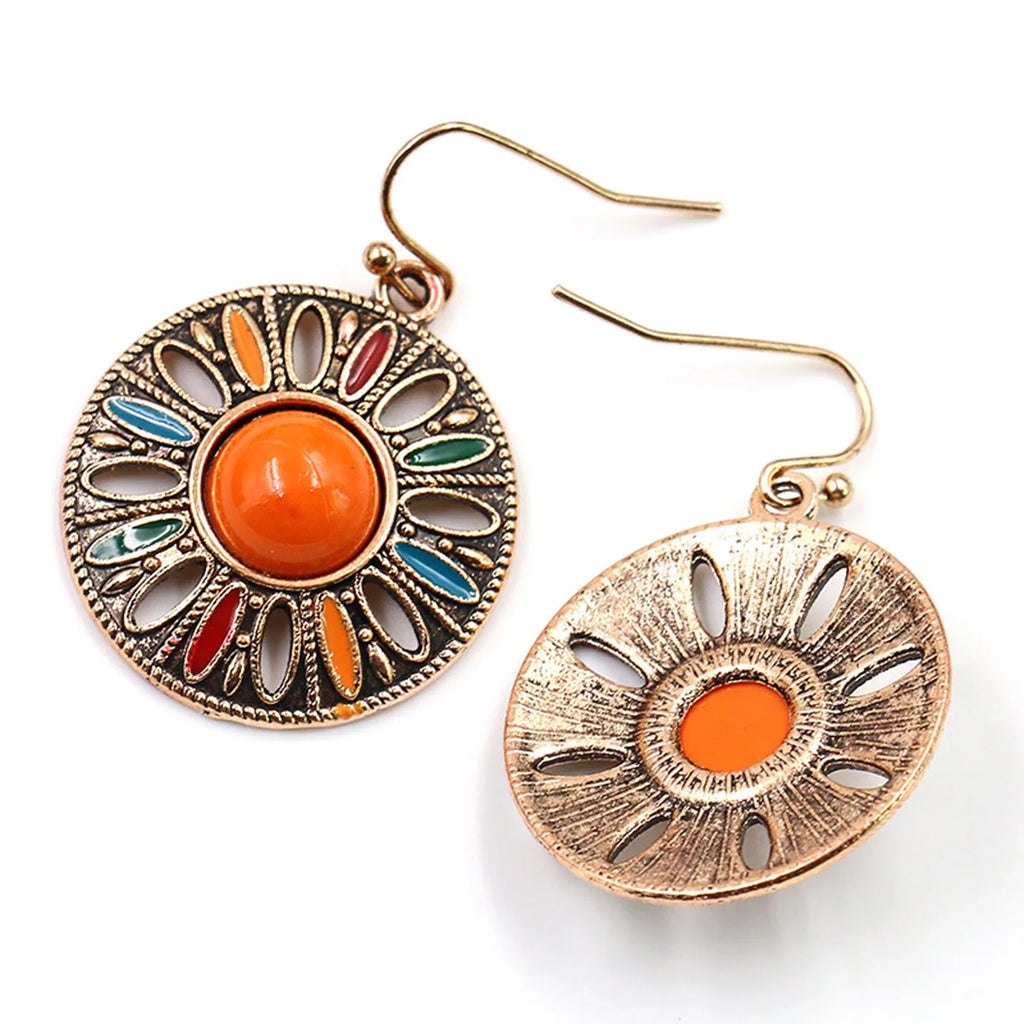 Moniväriset boheemit roikkuvat korvakorut