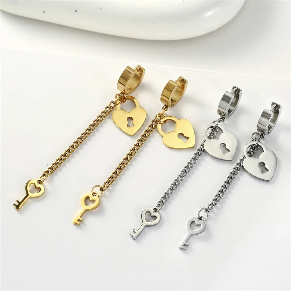 Riippuvat korvakorut avain ja lukko kultaa