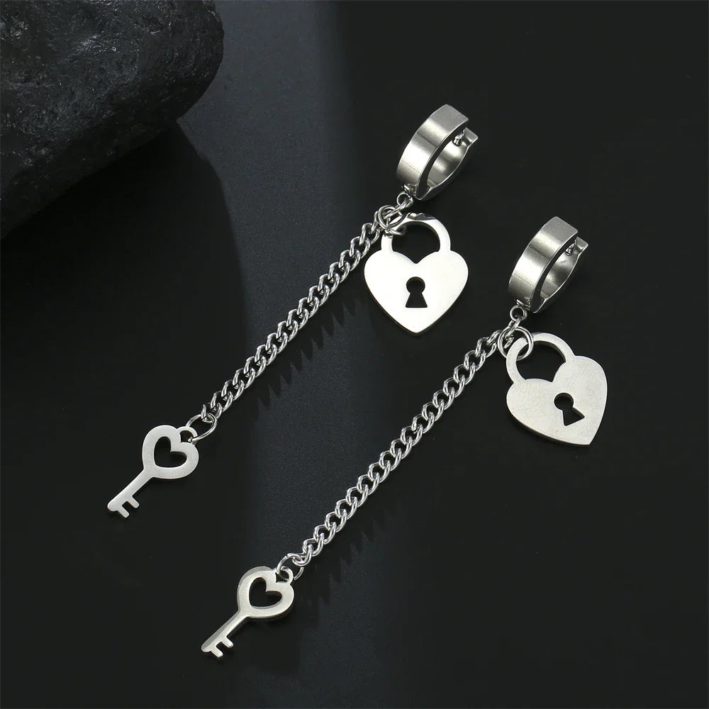 Riippuvat korvakorut avain ja lukko hopeaa