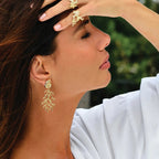 Riipuvat korvakorut, joissa on simpukka ja koralli