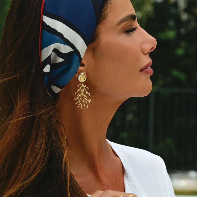 Riipuvat korvakorut, joissa on simpukka ja koralli