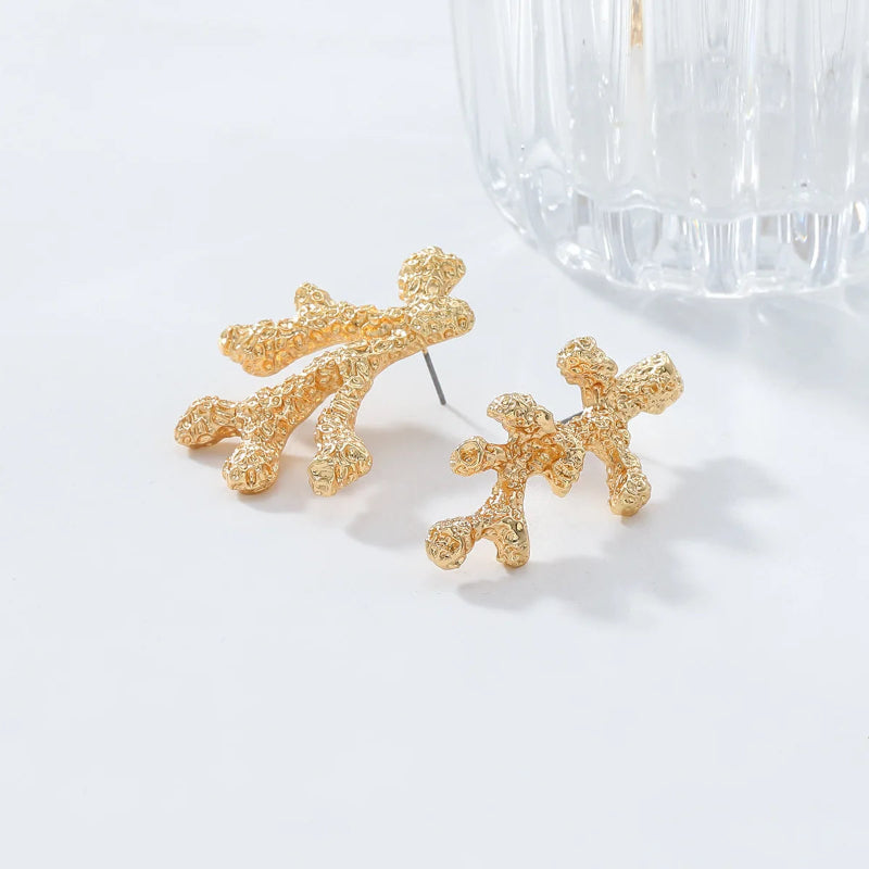 Korvakorut, joissa roikkuva kultainen tai hopeinen korallikoriste