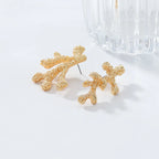 Korvakorut, joissa roikkuva kultainen tai hopeinen korallikoriste