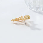 Korvakorut, joissa roikkuva kultainen tai hopeinen korallikoriste