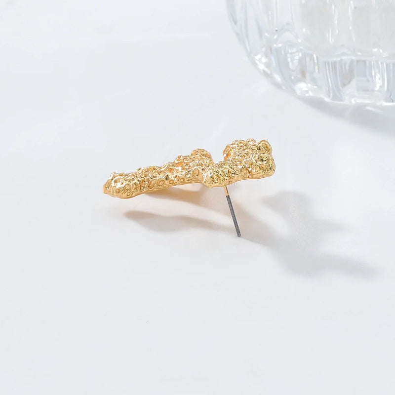 Korvakorut, joissa roikkuva kultainen tai hopeinen korallikoriste