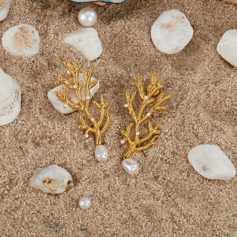 Korallikorvakorut ja valkoiset helmet