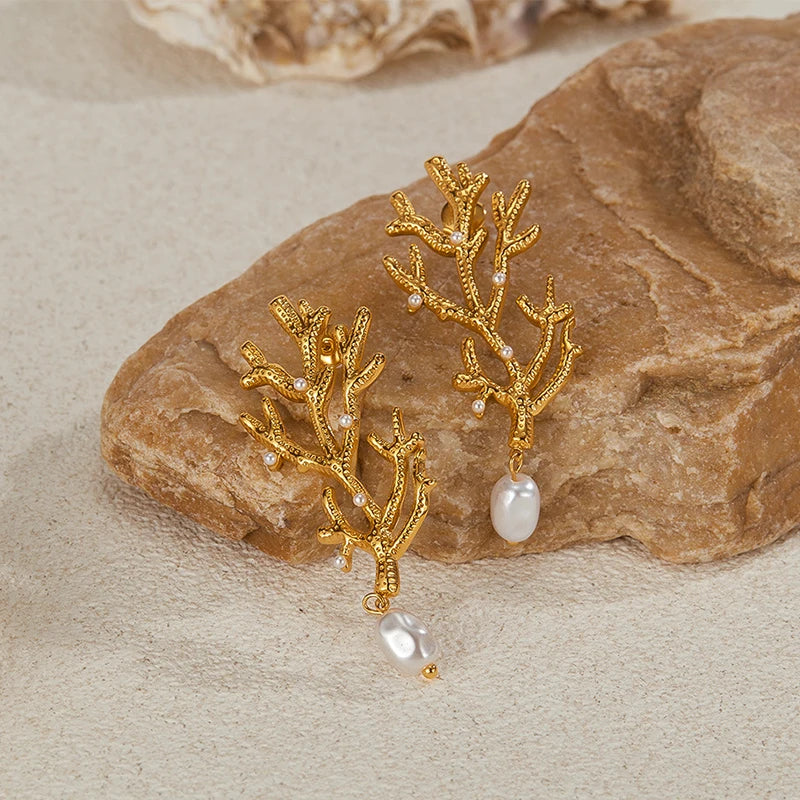 Korallikorvakorut ja valkoiset helmet