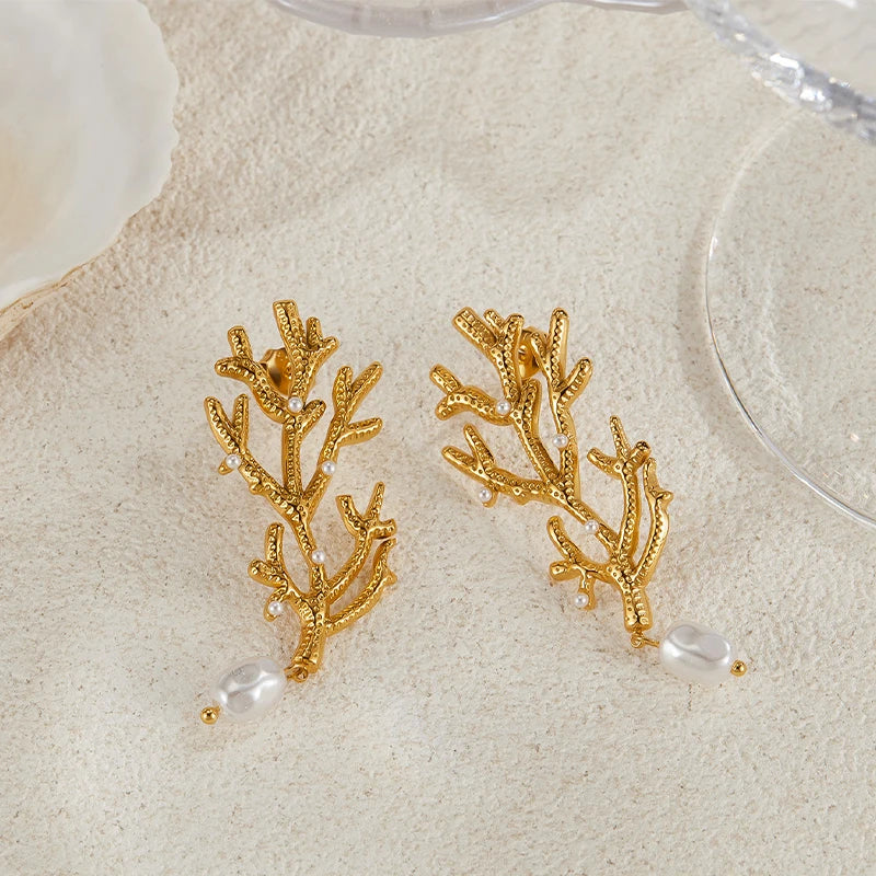 Korallikorvakorut ja valkoiset helmet