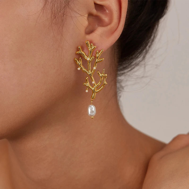 Korallikorvakorut ja valkoiset helmet