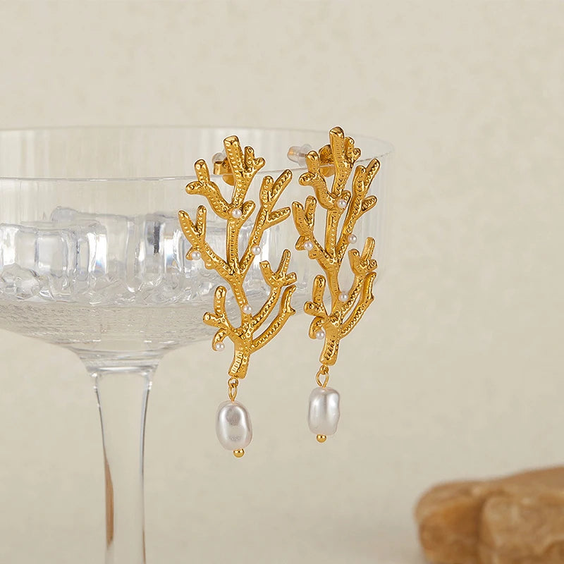 Korallikorvakorut ja valkoiset helmet