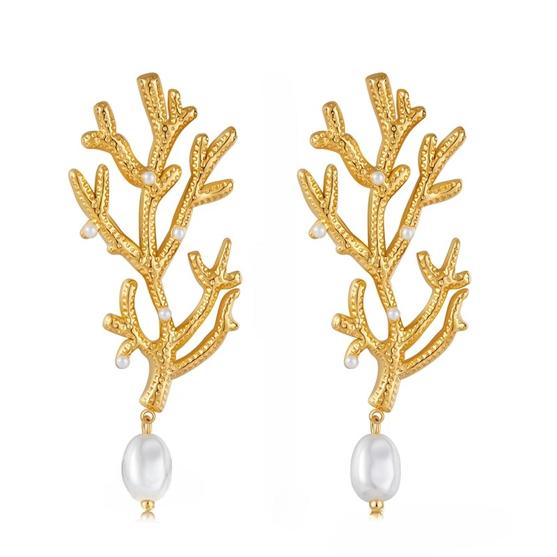 Korallikorvakorut ja valkoiset helmet