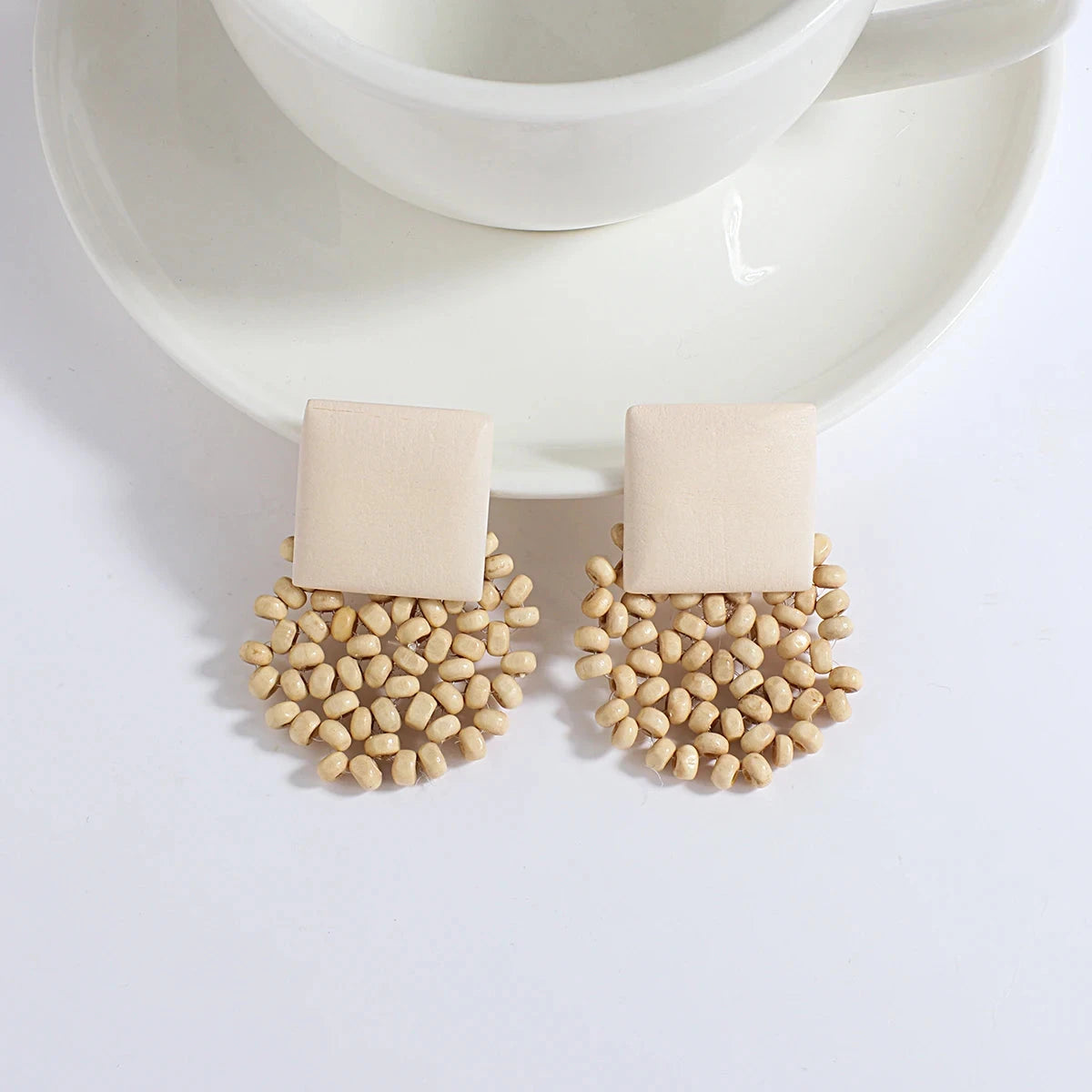 Luonnollisen näköiset boheemi tyyliin roikkuvat korvakorut 