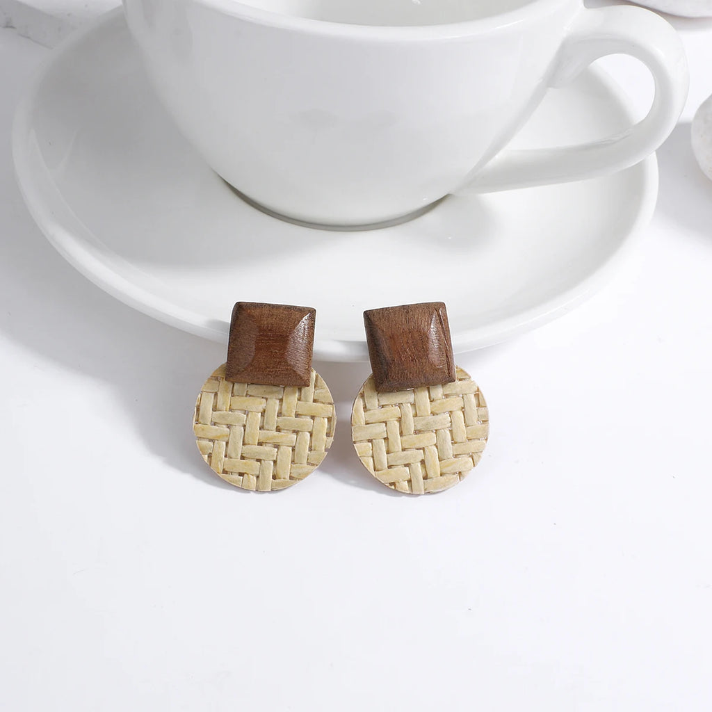 Luonnollisen näköiset boheemi tyyliin roikkuvat korvakorut 