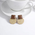 Luonnollisen näköiset boheemi tyyliin roikkuvat korvakorut 