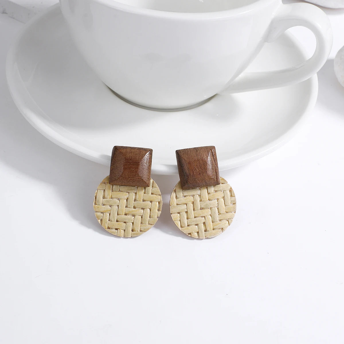 Luonnollisen näköiset boheemi tyyliin roikkuvat korvakorut 