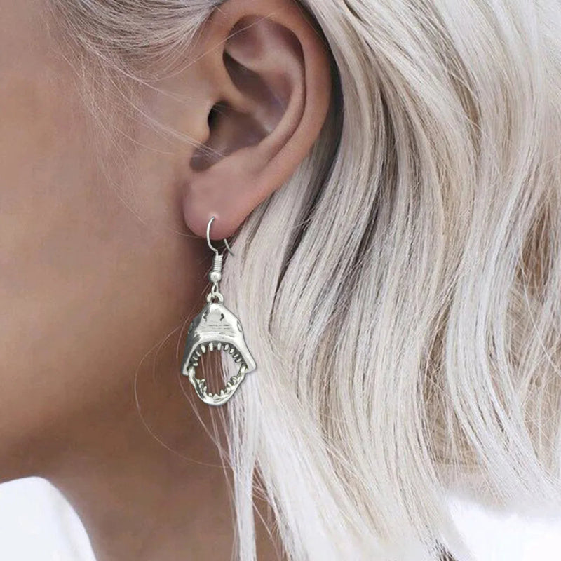 Hopeiset riippuvat korvakorut, joissa on hailuuhammas