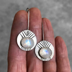 Etniset riippuvat korvakorut kuun kivellä