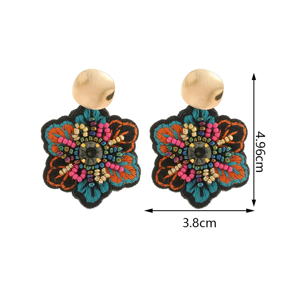 Värikkäät kukkakorvakorut roikkuvilla