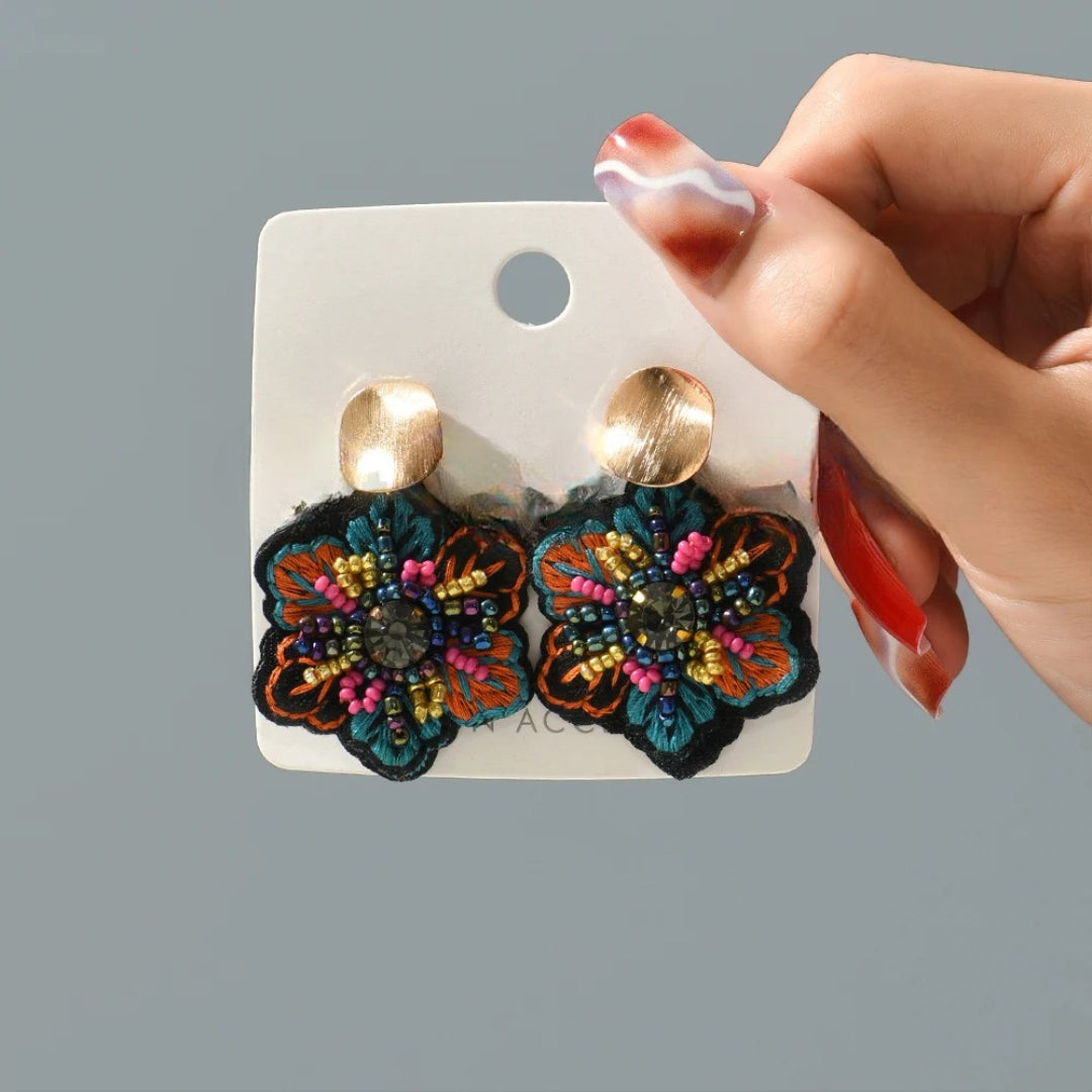 Värikkäät kukkaiset roikkuvat korvakorut 