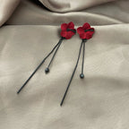 Punainen kukka ja punainen ketju roikkuvat korvakorut