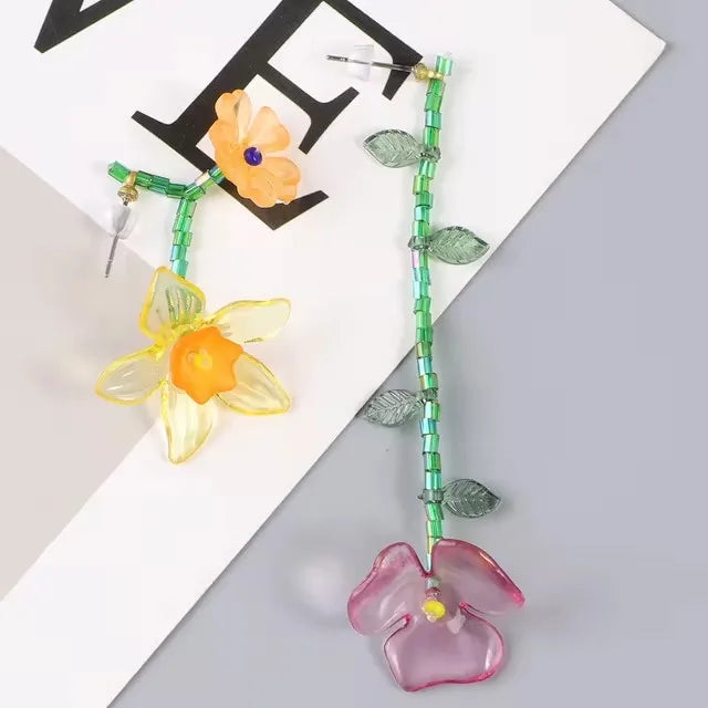 Boheemityyliset kukkaiset roikkuvat korvakorut