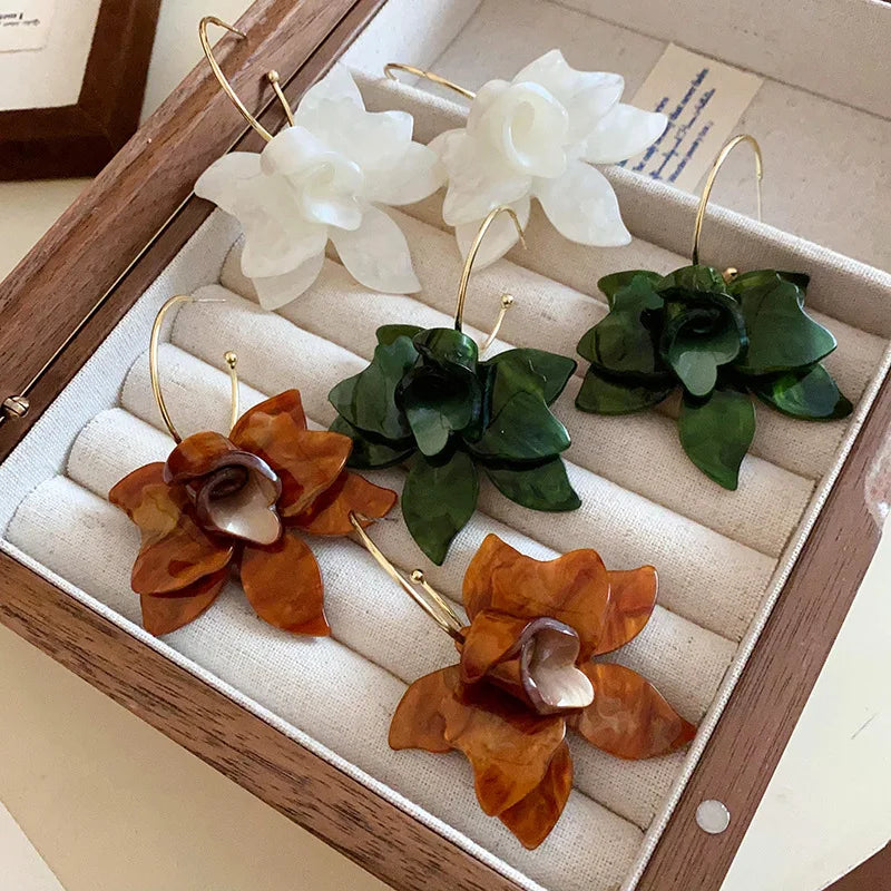 Leveät ruskeat riippuvat kukkakorvakorut