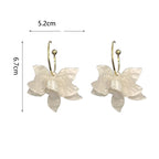 Leveät valkoiset riippuvat kukkakorvakorut