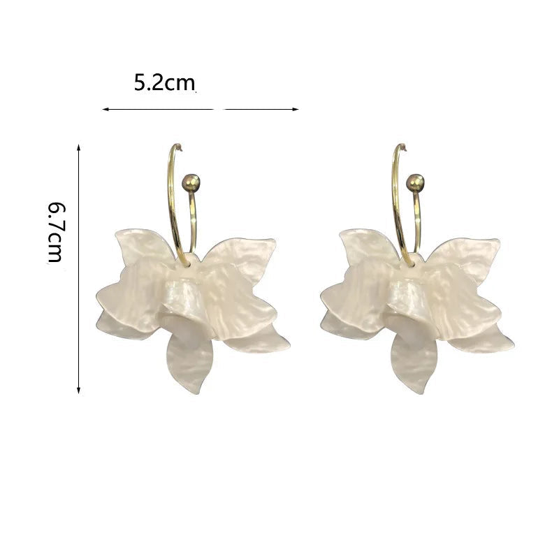 Leveät valkoiset riippuvat kukkakorvakorut