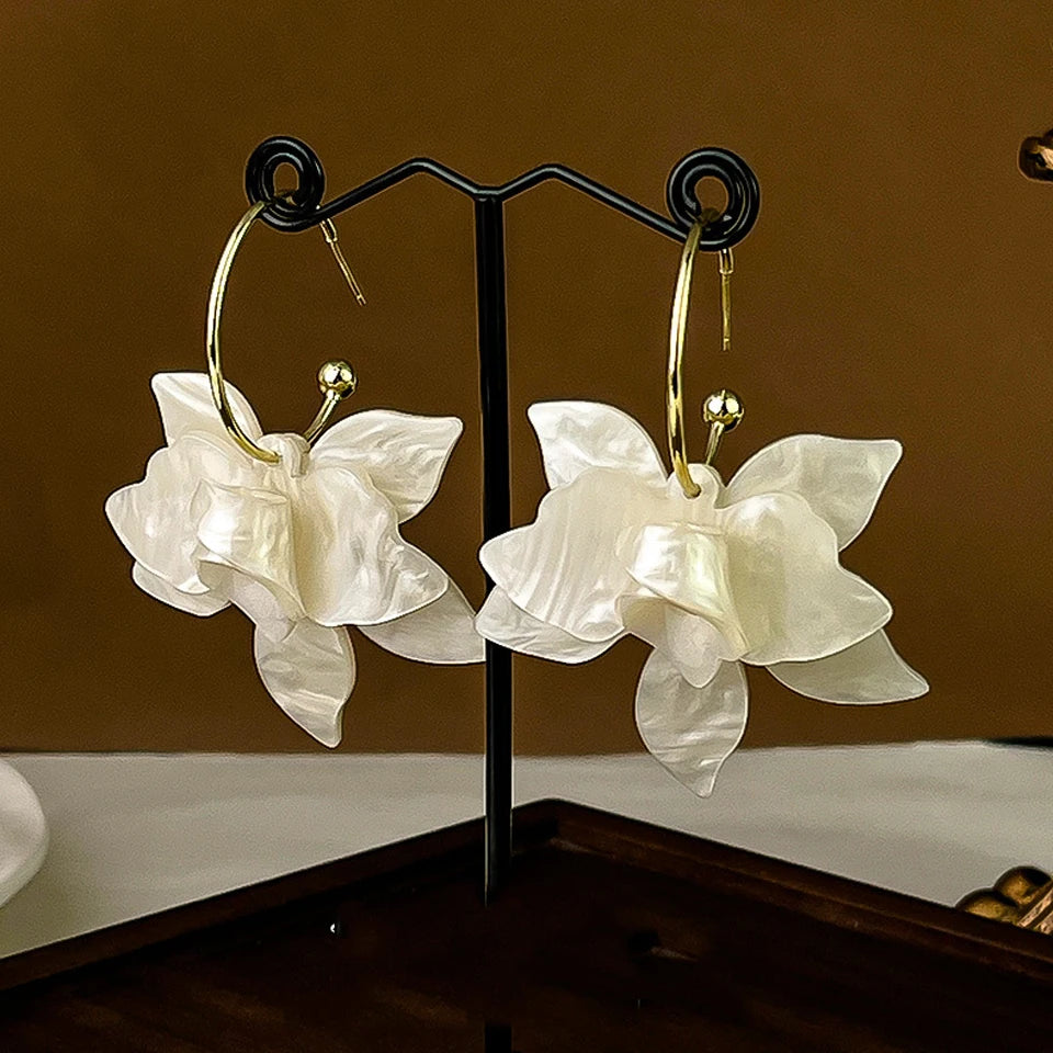 Leveät valkoiset riippuvat kukkakorvakorut