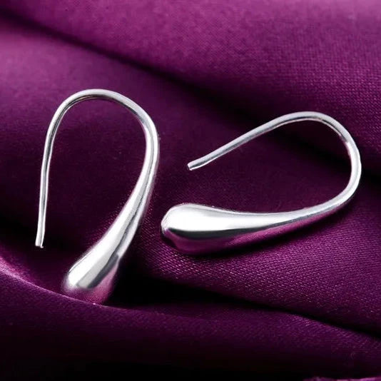 Riipuvat vesipisaran muotoiset korvakorut