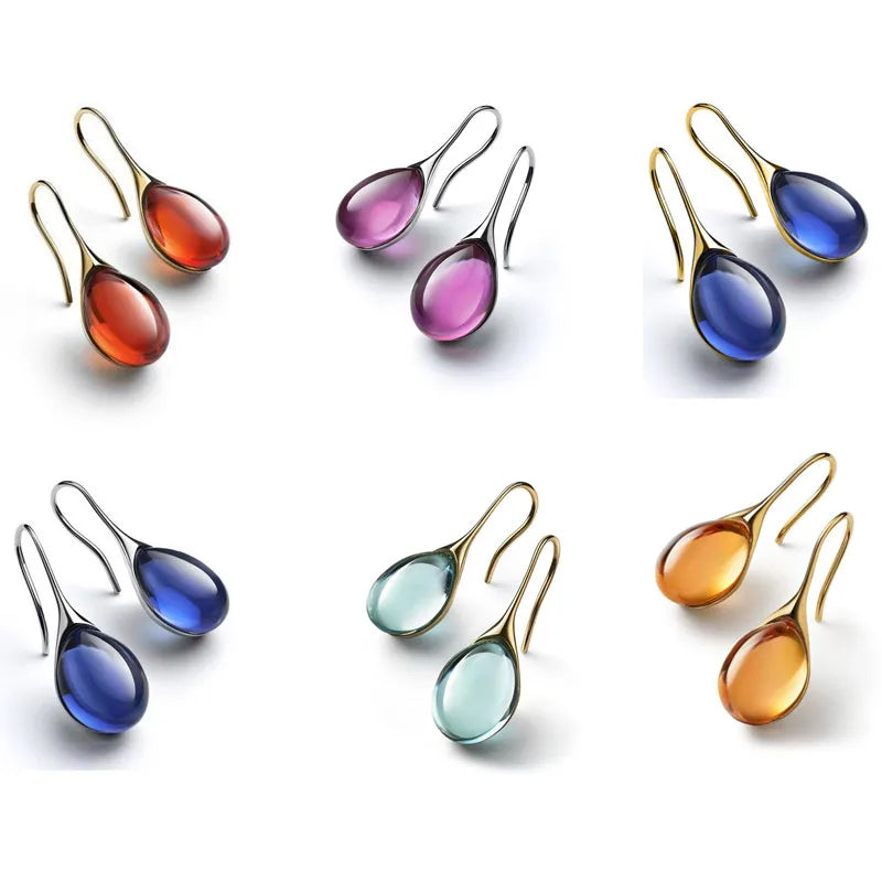 Kultaiset ja punaiset pisaranmuotoiset roikkuvat korvakorut