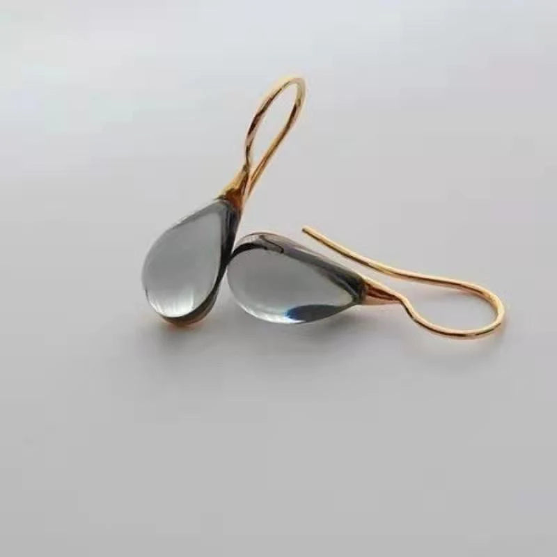 Kultaiset ja harmaat pisaranmuotoiset roikkuvat korvakorut