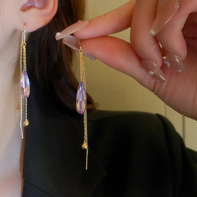 Riipuvat vesipisaran muotoiset korvakorut violetilla zirkonilla