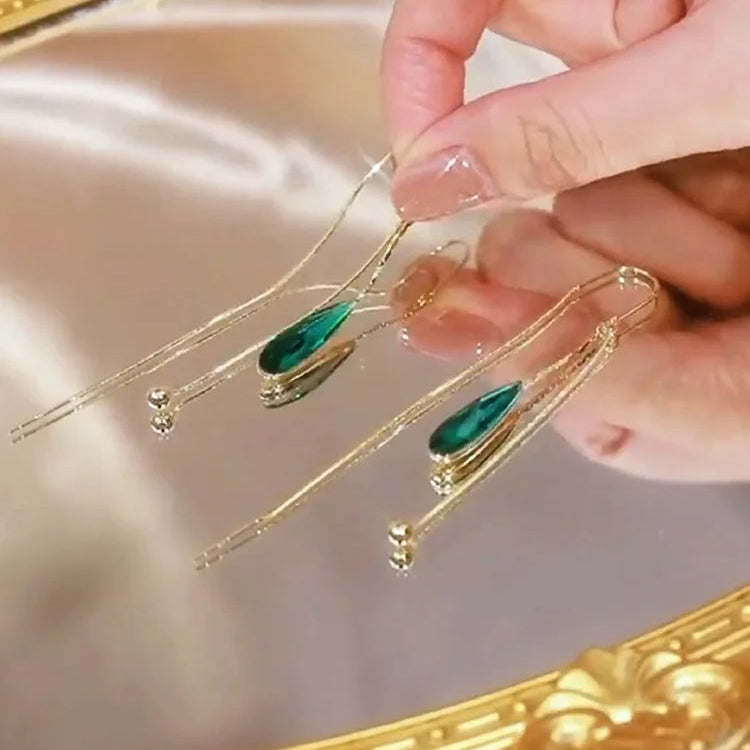 Riipuvat vesipisaran muotoiset korvakorut vihreällä zirkonilla