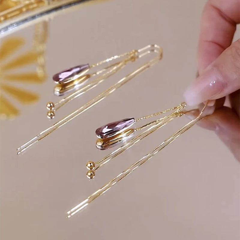 Riipuvat vesipisaran muotoiset korvakorut violetilla zirkonilla