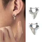 Upotetut roikkuvat korvakorut, joissa on hailuukku