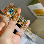 Siniset silmät ja strassikoristeiset roikkuvat korvakorut