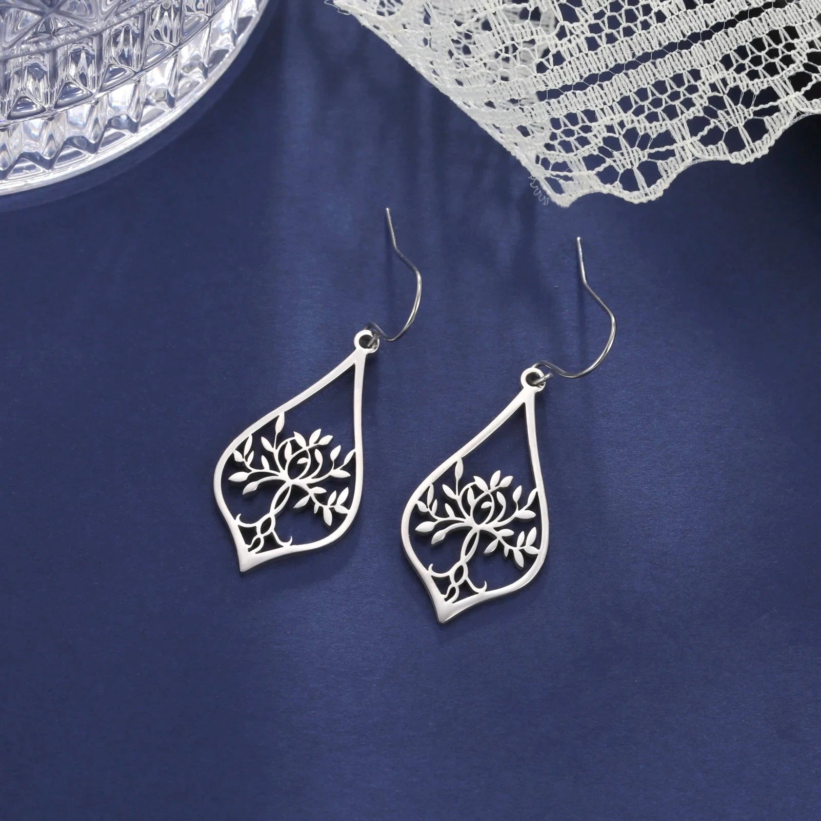 Hopeiset roikkuvat ovaalinmuotoiset elämänpuukorvakorut