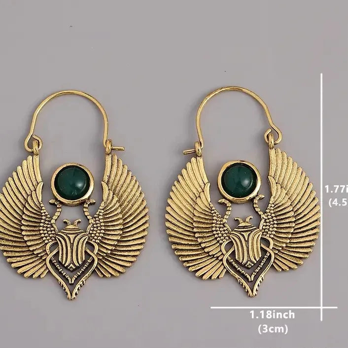 Egyptiläiset riipukselliset korvakorut, joissa on skarabee