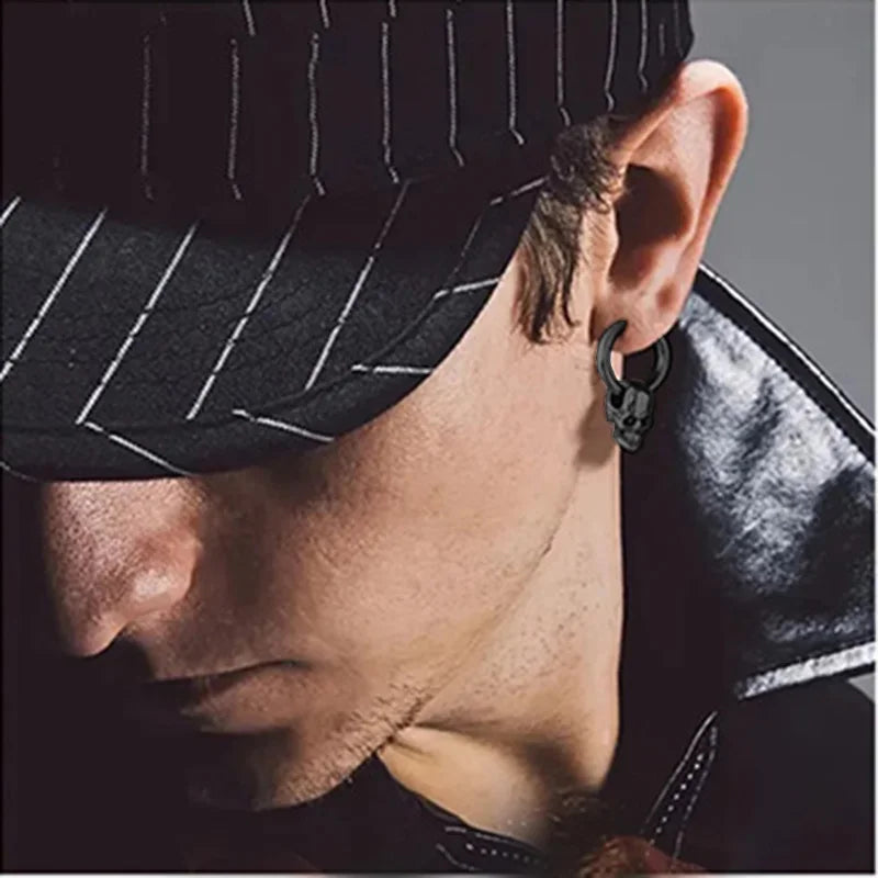 Miesten mustat roikkuvat korvakorut, joissa pääkallo