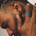 Miesten mustat roikkuvat korvakorut, joissa pääkallo