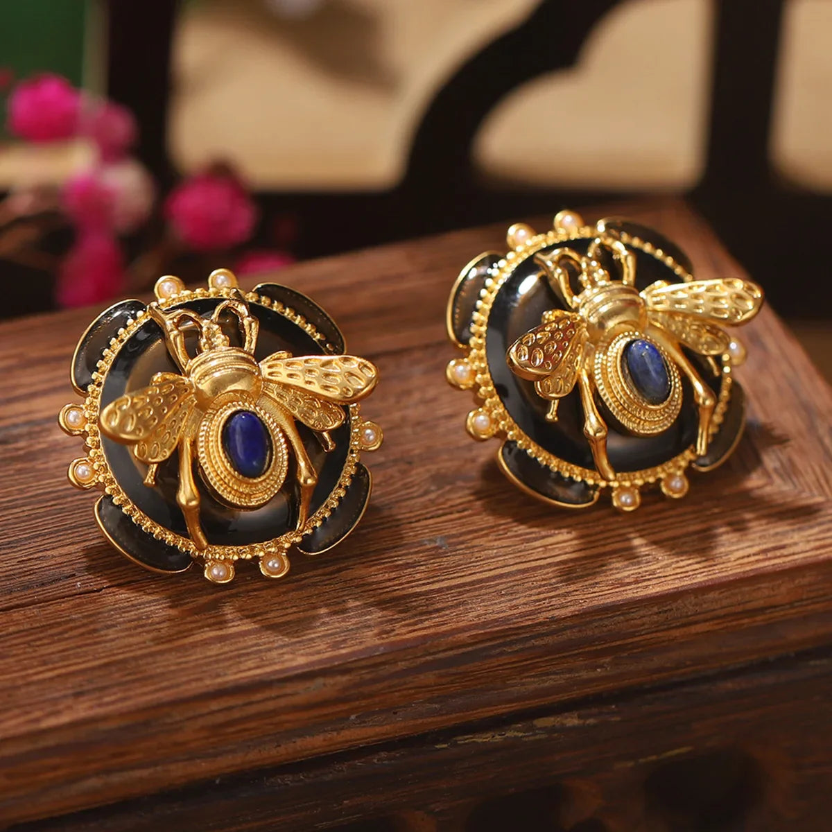 Pyöreät korvakorut mehiläinen musta