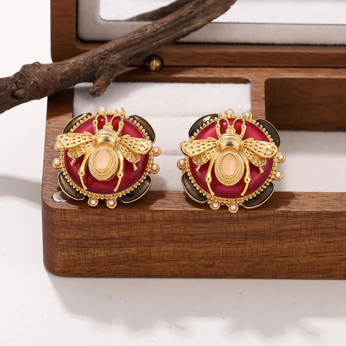 Pyöreät korvakorut mehiläinen punainen