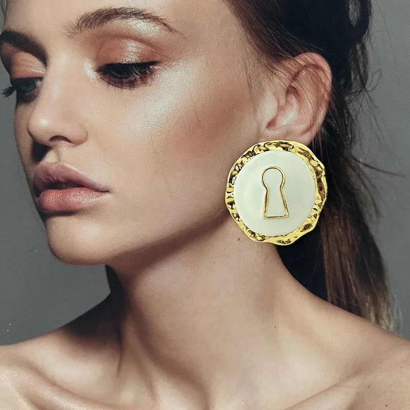 Pyöreät korvakorut avain valkoinen