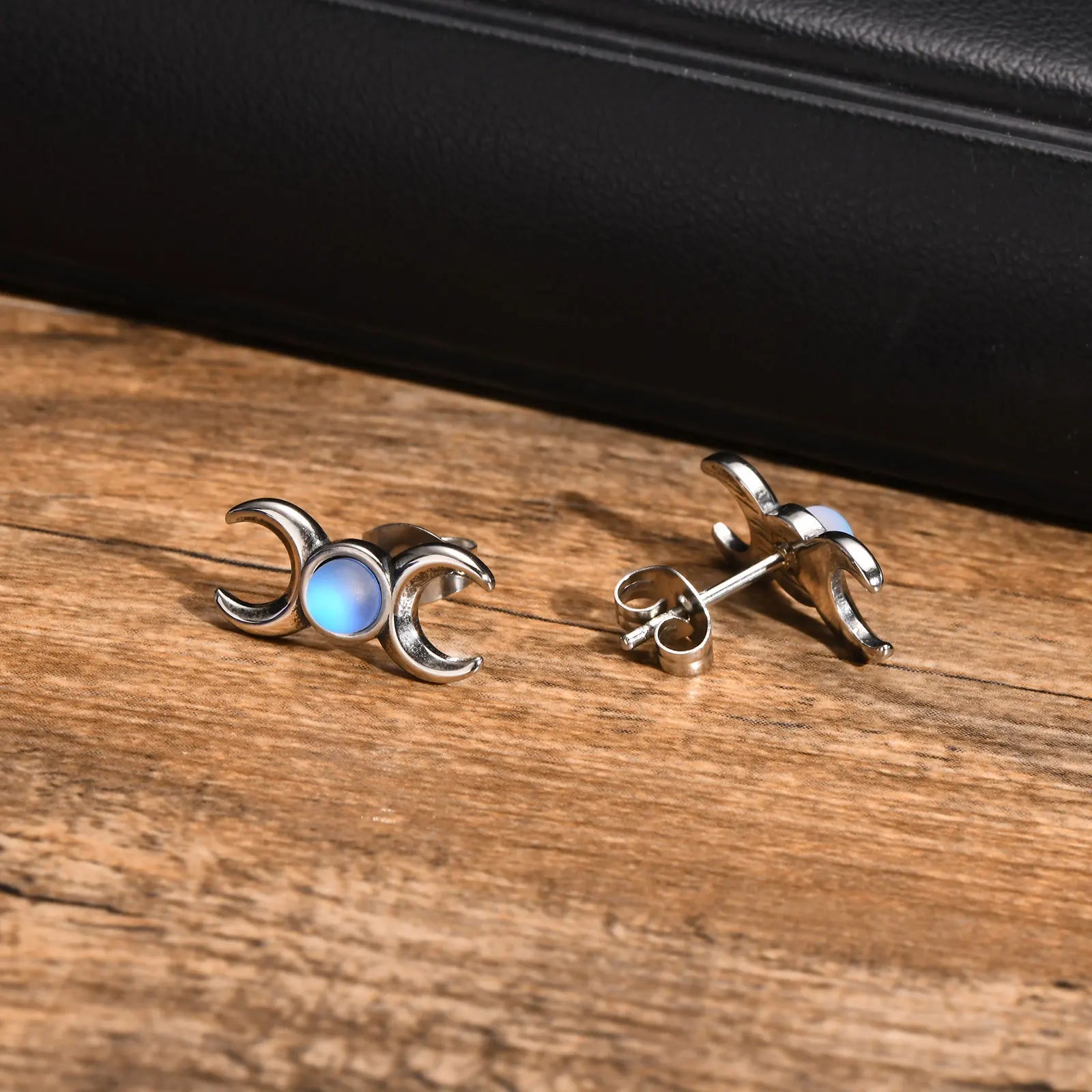 Kolmoiskuukorvakorut naisten wicca-noituus