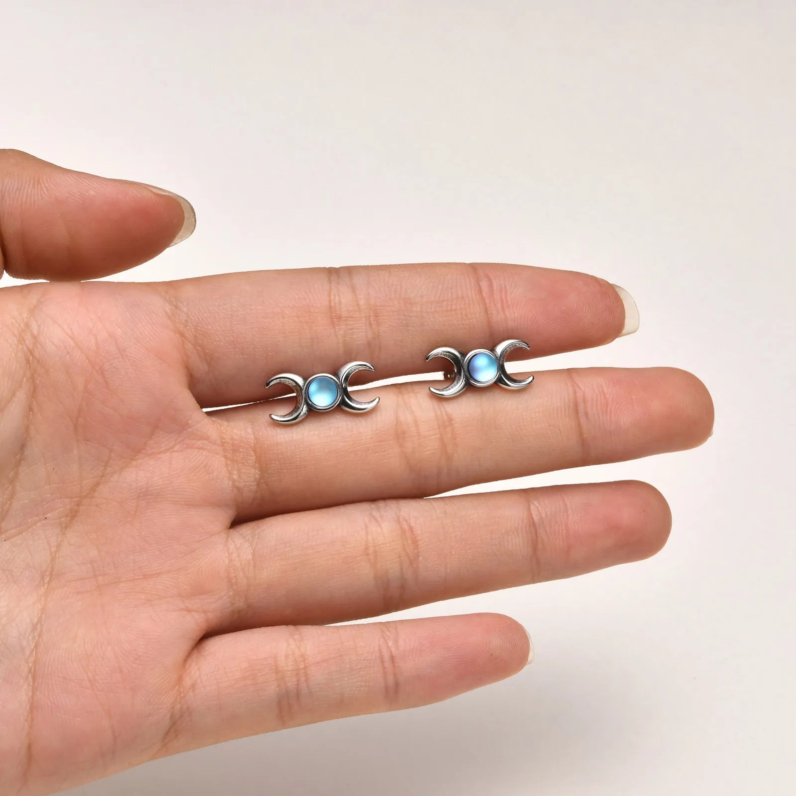 Kolmoiskuukorvakorut naisten wicca-noituus