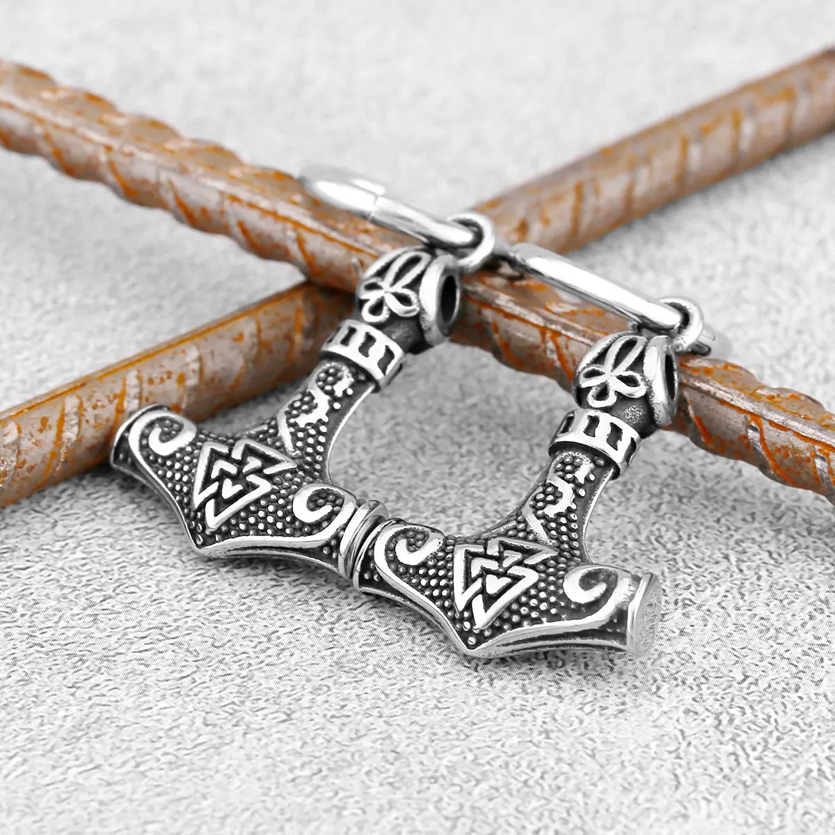 Riipuvat viikinkikorvakorut Thorin vasara Mjolnir1