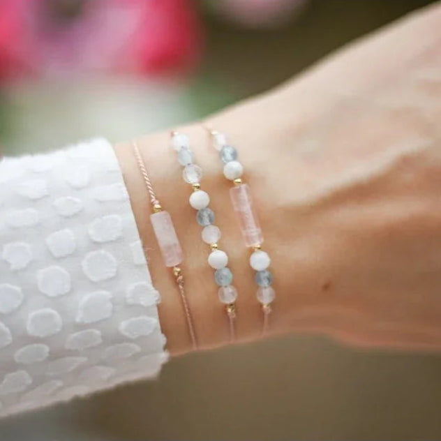 Kolmirivinen rannekoru kuunvalokristallilla