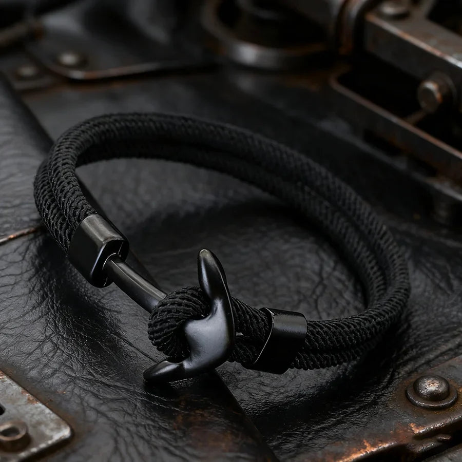 Musta musta ankkurirannekoru