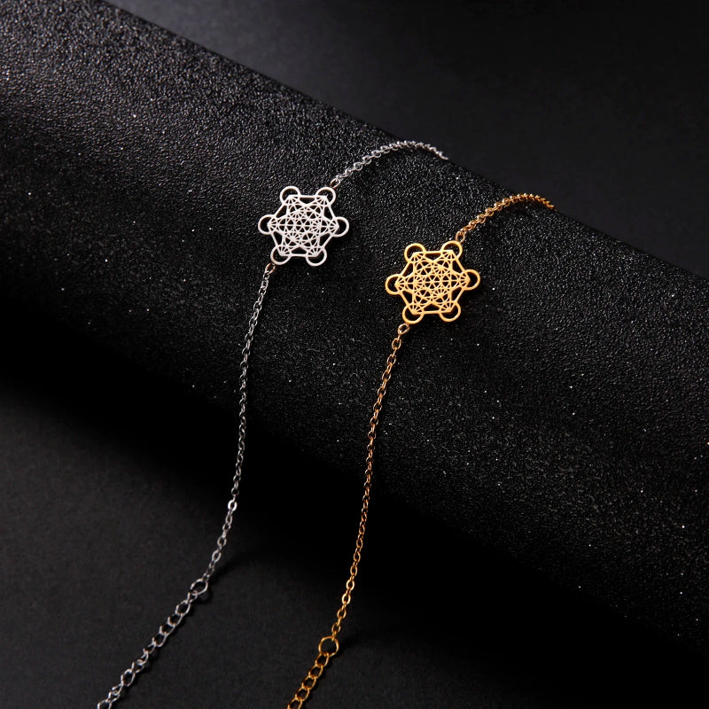 Naisille suunnattu Metatronin kuutio -rannekoru hopeana